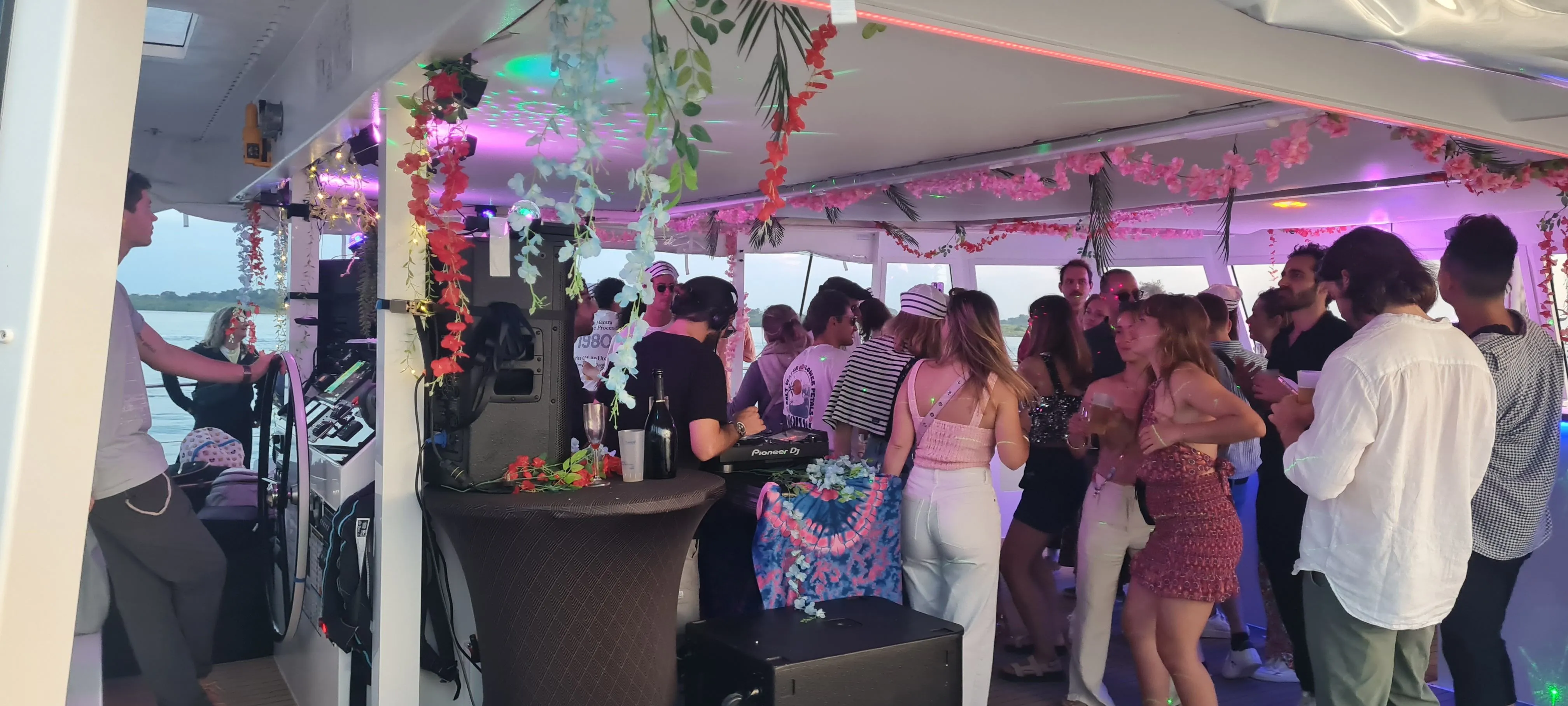 Arzon Boat Party Sun7 Fréquences