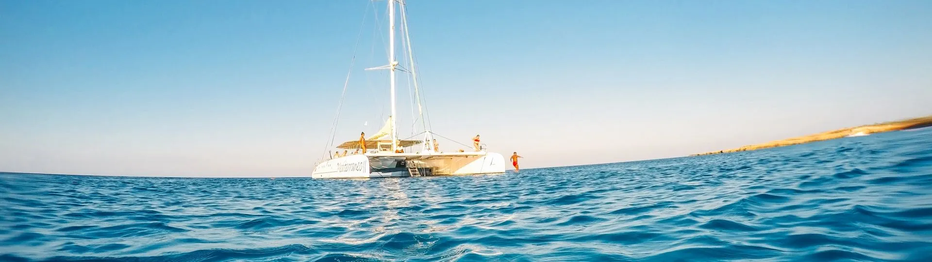 catamaran en mer